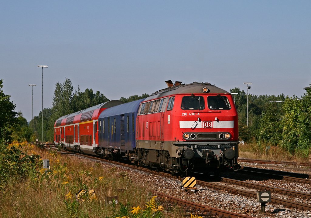 Am 23. August 2009 erreicht die Ulmer 218 436 mit dem IRE 4211 von Ulm nach Lindau in wenigen Augenblicken den Bahnhof von Aulendorf.