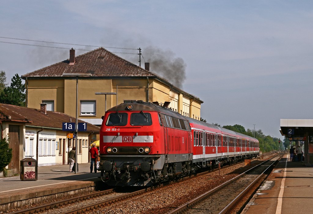 Am 23. August 2009 gibt die Ulmer 218 193 in Aulendorf alles, um ihren verspteten IRE 4207 von Ulm nach Lindau wieder auf Hchstgeschwindigkeit und Richtung Bodensee zu bringen.
Dem Foto ging eine 50-Mintige, sowohl akustisch als auch visuell eindrucksvolle Fahrt im ersten Wagen hinter der Lok voraus :-)