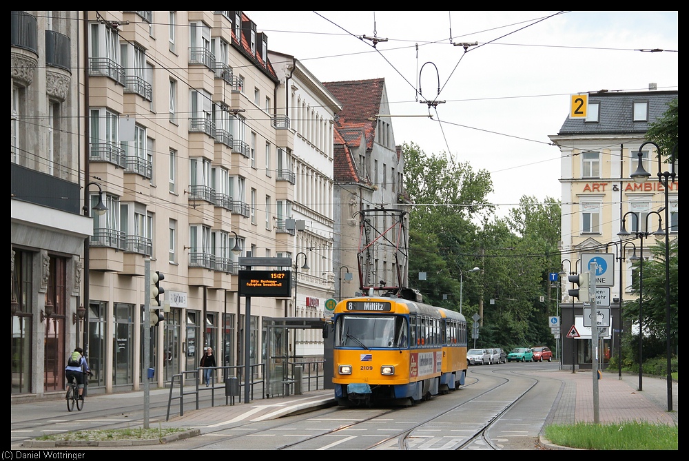 Am 23. August 2010 hlt der Wagen 2109 mitsammt Beiwagen nahe des Leipziger Hauptbahnhofes.