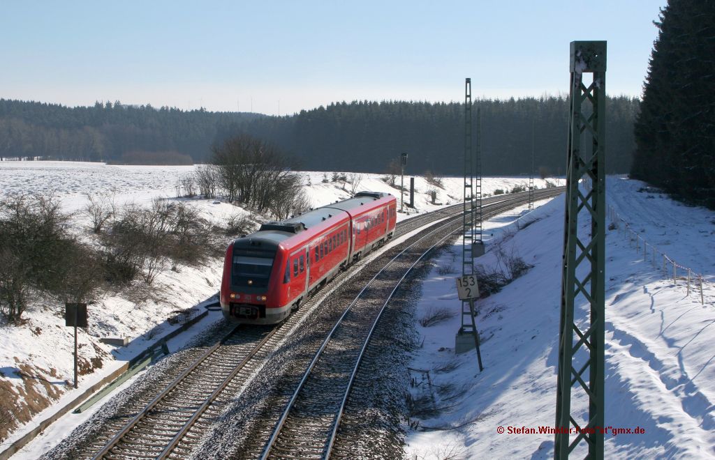 Am 23. Februar 2011 stehen die Oberleitungsmasten schon ein Stck weiter Richtung Hof. Die Aufnahme bei Fhrig zeigt ,dass die aufgestellten Masten sich in der Zahl stark erhht haben. Ein 612er´kommt von Hof herauf. Die Masten der linken Seite liegen noch am Boden (vor dem Zug sichtbar), in der Zwischenzeit sind die lngst aufgestellt...