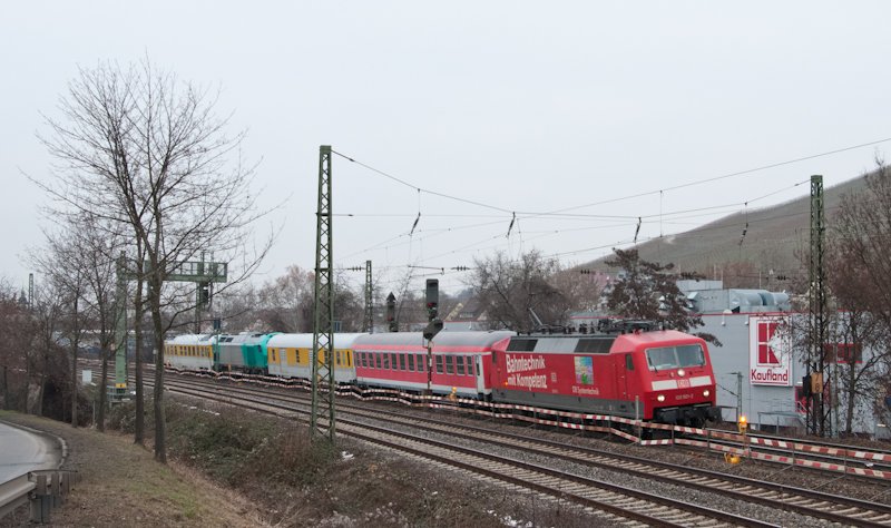 Am 23. Januar 2010 hatte ich das Glck einen Messzug in Obertrkheim zu erwischen: Er trug die Nummer 92569 und war auf der Fahrt nach Westerstetten. Man sieht 120 501 + 51 80 22-91101-1 Bim 547.5 + D-DB63 80 99-91 008-2 Dms 322 + 992 87 0004 002-7 F-ATLD EBA 05 F 02 K002 (Vossloh EURO 4000 Typ II)+ 63 80 99-92 005-7 Dienstm 312.


