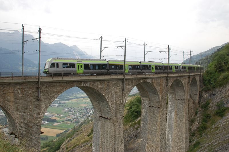 Am 23. Juli 2009 fuhren zwei Triebzge der Baureihe RABe 535 als RE 3263 auf dem Luogelkinviadukt bei Hohtenn.