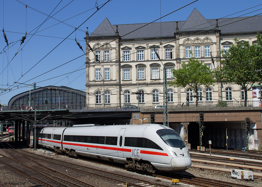 Am 23. Juli 2013 ergab sich am Hamburger Hauptbahnhof fr mich erstmals die Gelegenheit, einen Diesel-ICE der Baureihe 605 optisch festzuhalten. 605 504 zeigte sich dafr bei der Ausfahrt als ICE 35 nach Koppenhagen.