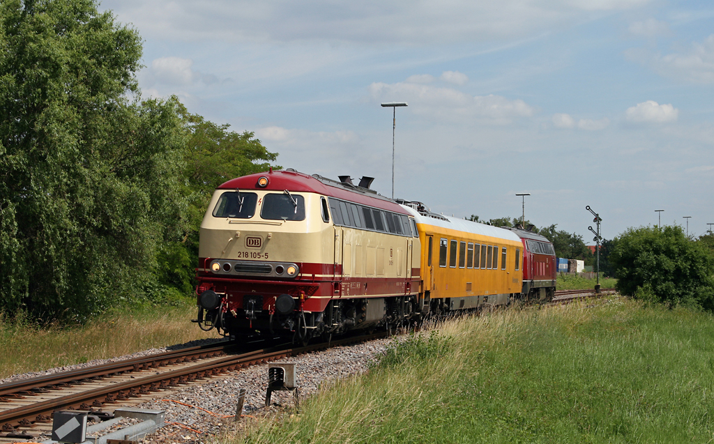 Am 23. Juni 2010 und damit gerade mal ein Tag nach dem Messzug mit 218 249 war in meiner Region der nchste Messzug unterwegs.
Nach einem Kreuzungshalt mit einem 612er beschleunigen 218 105 und 218 387 am 23. Juni 2010 einen Funkmesswagen aus dem Bahnhof von Philippsburg (Baden) in Richtung Germersheim.
