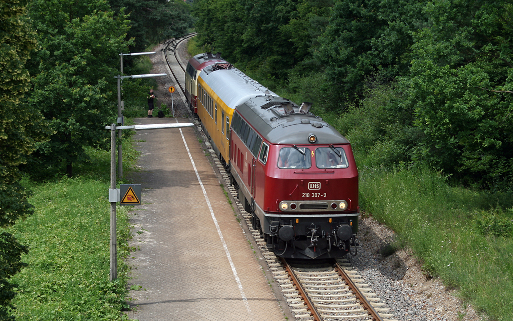 Am 23. Juni 2010 durchfahren 218 387 und 218 105 mit einem Funkmesswagen den Haltepunkt von Huttenheim in Fahrtrichtung Graben-Neudorf.