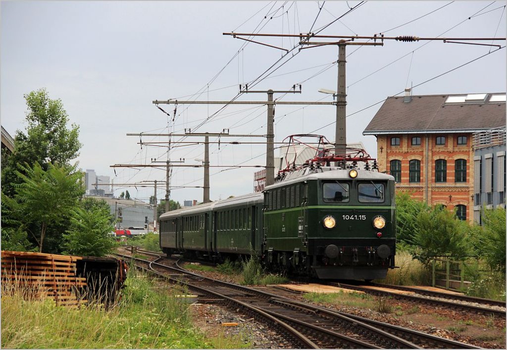 Am 23. Juni 2012 wurde ein Sonderzug mit der 1041 15 und drei sehr gut zu ihr passenden Schlieren von Wien FJB nach Linz gefhrt, hier kurz vor der Durchfahrt in Wien Nudorf.