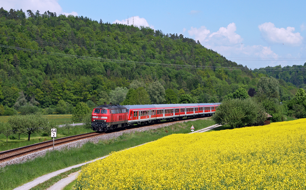 Am 23. Mai 2010 passiert die Ulmer 218 456 mit dem umgeleiteten RE 19617 von Stuttgart nach Singen (Hohentwiel) und dem fr den 16 V 4000 R41 - Motor typischen „Rasenmher-Sound“ ein blhendes Rapsfeld bei Obernau.