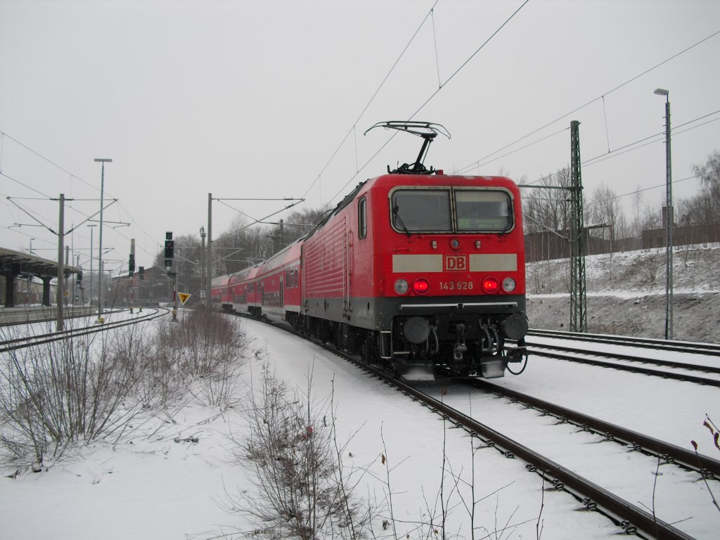 Am 23.01.11 fhrt 143 928 aus dem oberen Bahnhof Reichenbach V. in Richtung Plauen. Aber nur um Von Gleis 5 auf Gleis 2 zukommen.