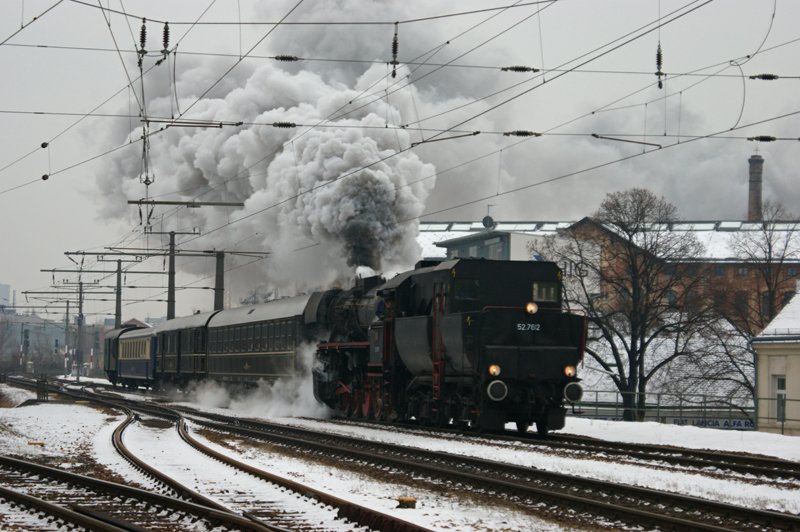 Am 23.01.2010 bespannte die 52.7612 der Fa. B&B einen Dampfsonderzug von Wien Heiligenstadt-Ernstbrunn und zurck. Hier der Sdz 16102 bei der Durchfahrt Wien Nudorf.