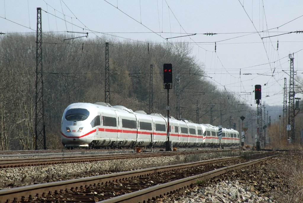Am 23.03.2010 kmpft sich eine ICE-Garnitur durch die flimmernde Hitze des Bahnkrpers in Unterfahlheim. 