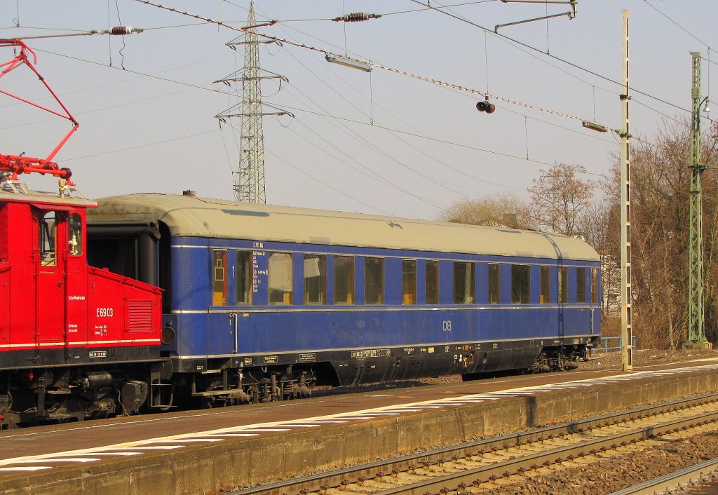 Am 23.03.2012 wurde der DB 11701 M, Sal Presse 4 (51 80 17-93 030-8 Ae 032) von der E69 03 von Frankfurt-Griesheim nach Koblenz-Ltzel berfhrt. Hier steht der Wagen beim Schmierhalt in Eltville.