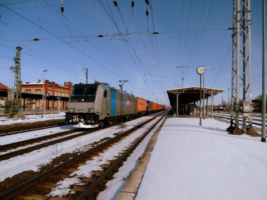 Am 23.03.2013 fuhr 185 672 durch Stendal mit einem Containerzug in Richtung Salzwedel.