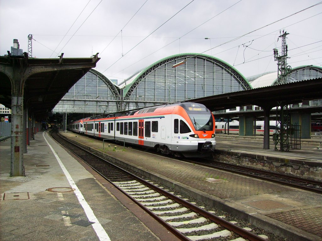 Am 23.04.2012 ist VIA 25020 auf dem Weg nach Neuwied bzw. der hintere Zugteil nach Koblenz unterwegs, als er den Hauptbahnhof der Stadt Frankfurt (Main) verlsst.