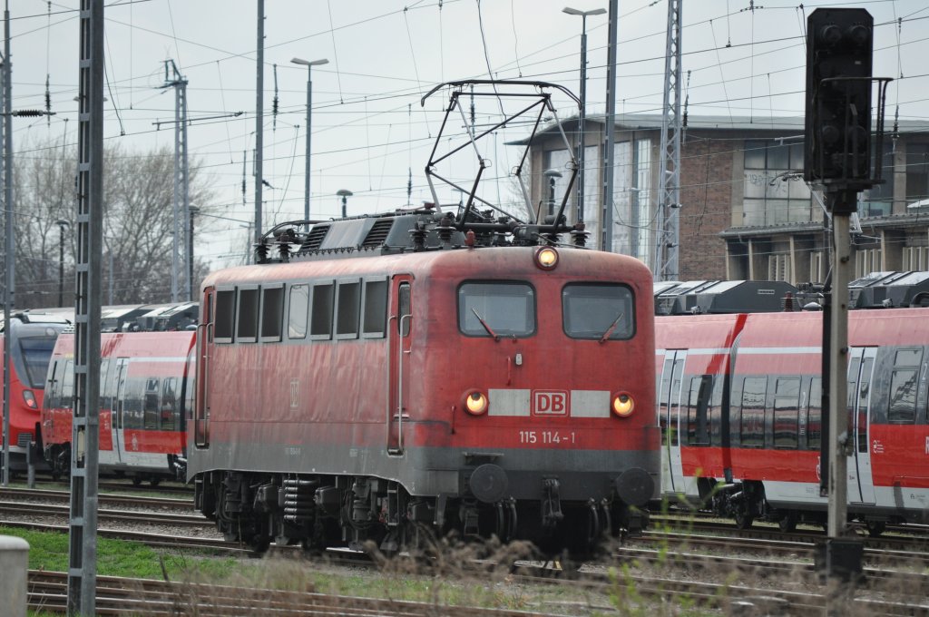 am 23.04.2013 aus der Ferne des Bahnsteigs fotografiert, steht die 115 im Bereich W 3 in Berlin Lichtenberg