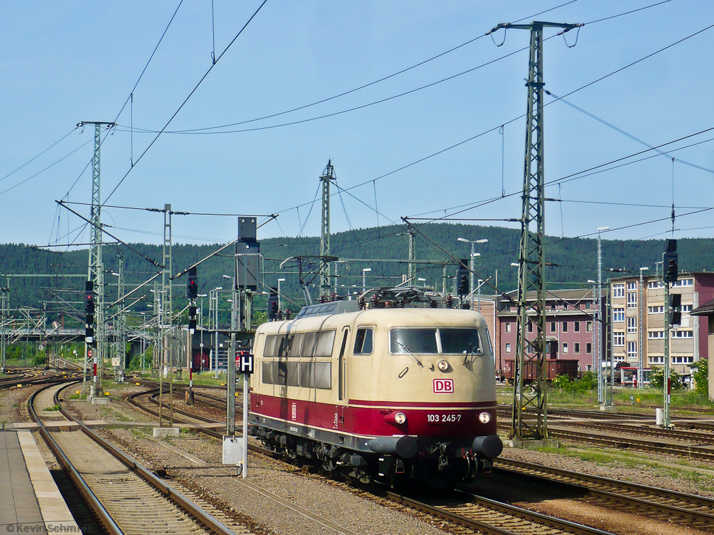 Am 23.05.2011 überraschte mich in Saalfeld ein ganz besonderer Gast! 103 245-7 war aus Berlin (5 Jahre Hauptbahnhof) zurückgekehrt und wartet hier im Bahnhof Saalfeld (Saale) auf ihre Weiterfahrt in Richtung Nürnberg.