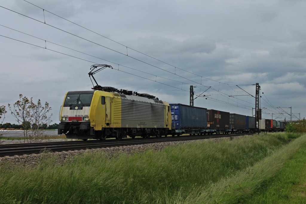 Am 23.05.2013 fuhr TXLogistik ES 64 F4-095 mit einem KLV Sdwerts auf der KBS 703 Nrdlich von Mllheim (Baden) bei Hgelheim.