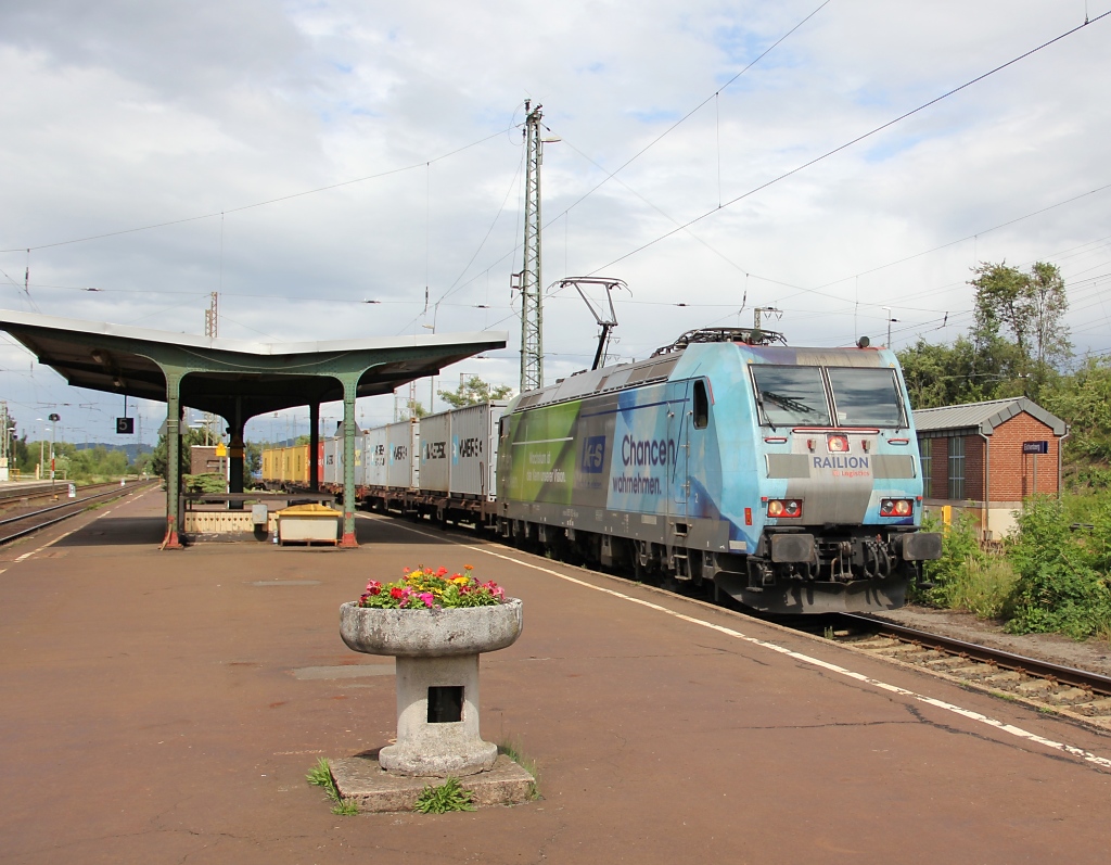 Am 23.06.2011 kam 185 152-6 mit dem ersten Containerzug von Baltic-Train nach Eichenberg. Eigentlich sollte der Zug in Gttingen zu einem Pressetermin am Containerterminal auflaufen, musste aber wegen einer Gleisbelegung eine Ehrenrunde nach Eichenberg drehen. Dort wurde dann umgesetzt und nach kurzem Aufenthalt ging es dann zurck nach Gttingen zum Fotoshooting. Baltic-Train ist die Containerzugmarke der K+S Transport GmbH, eine Logistiktochter der Kali und Salz Gruppe Kassel.