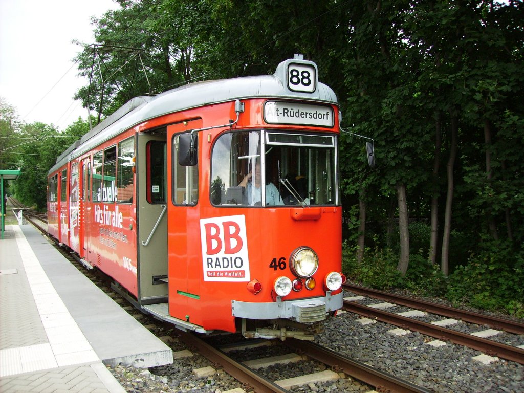 Am 23.06.2011 wartet TW 46 als Tram 88 der SRS in der Endstelle Alt-Rdersdorf auf seine Rckfahrt nach Friedrichshagen.