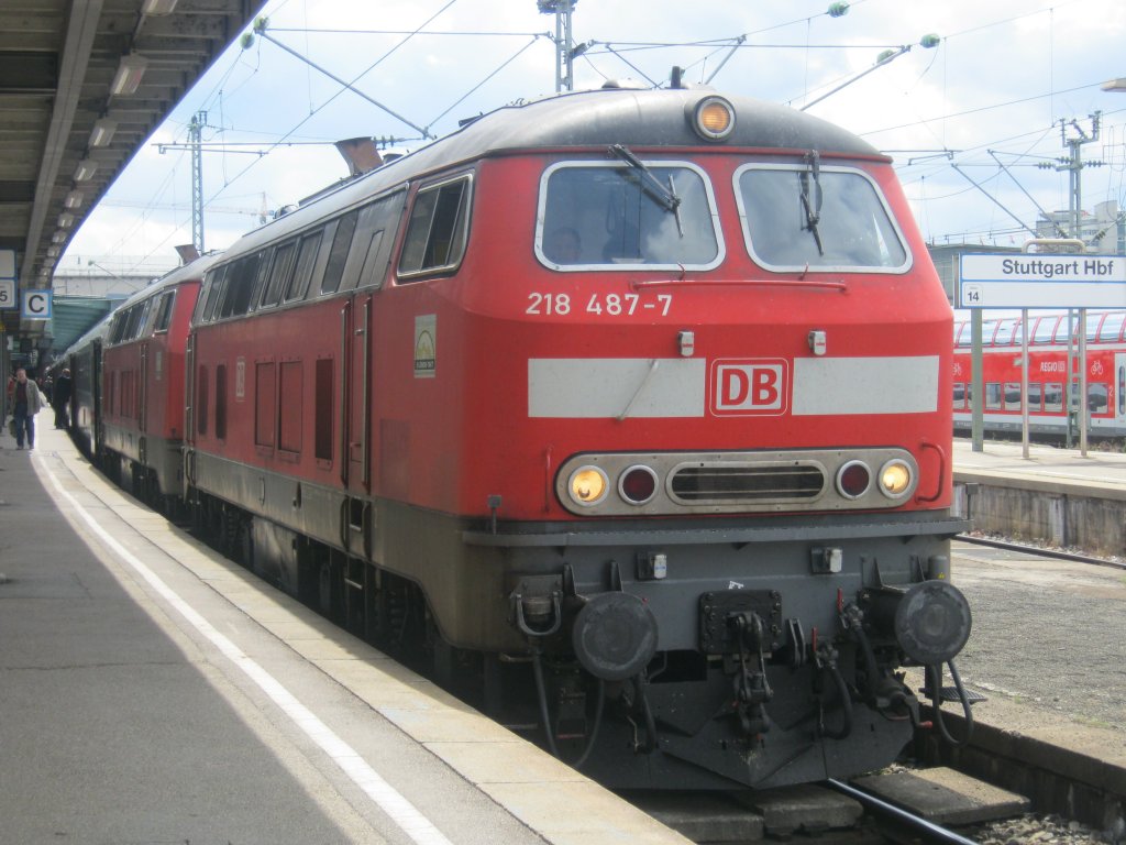 Am 23.06.2011 warteten 218 487-7 und 218 434-9 in Stuttgart auf die abfahrt nach Oberstdorf. 