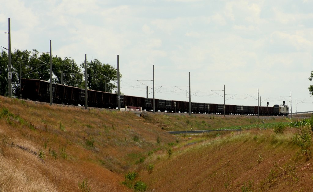 Am 23.06.2012 ein Nachschu auf einen Ganzzug der gegen 12:35 Uhr ber den Damm der Neubaustrecke Richtung Dresden eilt.
Aber irgendwie ist hier  die Belichtung nicht stimmig, lt  sich auch nicht gut nachbearbeiten.....