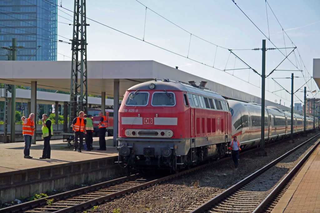 Am 23.07.12 blieb der ICE 403 060 im Mannheimer Hbf auf Gleis 4 liegen. Das Trafol des Mittelwagens 403 660 lief auf die Gleise. Die Gleise 3 und 4 und Teile der Bahnsteige wurden wegen der Gefahr einer Entzndung gesperrt. Schlielich kam die Schlepplok 218 825 und zog den ICE bis zum betroffenen Mittelwagen aus dem Bahnhof, um den Schaden begutachten zu knnen. Dadurch entstand natrlich ein groes Durcheinander auf den Bahnsteigen, weil viele Zge pltzlich woanders abgefahren sind. 