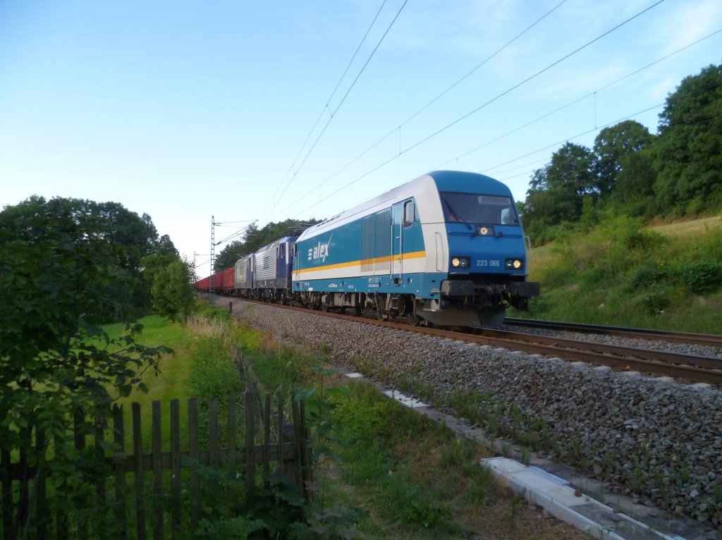Am 23.07.13 blieb ein voller Holzzug mit zwei 143 liegen. Die erste Lok war defekt. 223 066 der Vogtlandbahn kam als Retter, hier in Liebau/V.