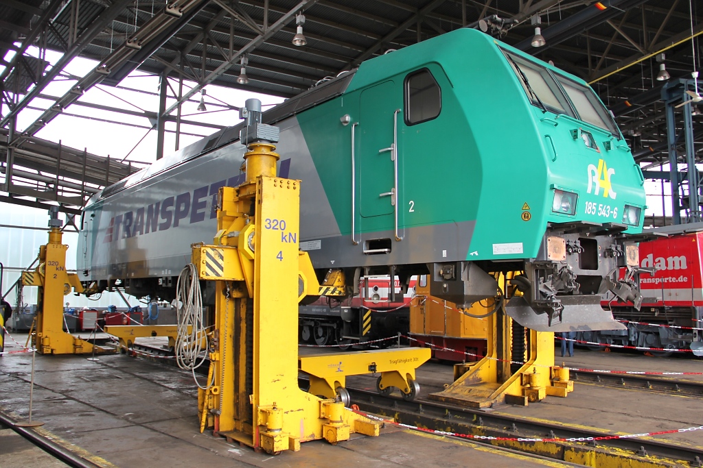 Am 23.07.2011, am Tag der offenen Tr bei Uwe Adam in Eisenach war in deren Instandsetzungshalle die aufgebockte und ihrer Drehgestelle beraubten 185 543-6 zu sehen. Dies ist auch das letzte Bild von mir dieser Lok in der Farbgebung, denn heute ist sie im Captrain Design unterwegs.