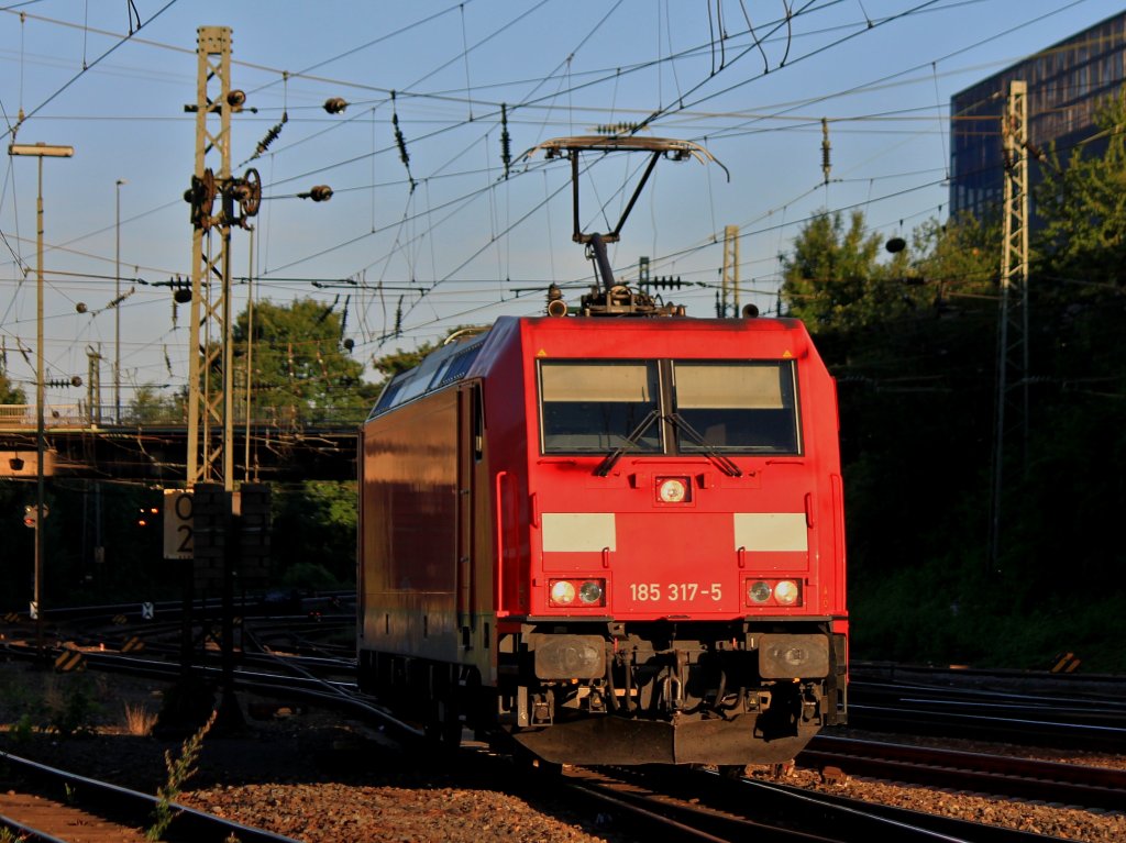 Am 23.07.2012 rangiert 185 317-5 im Licht der untergehenden Sonne in Aachen West.