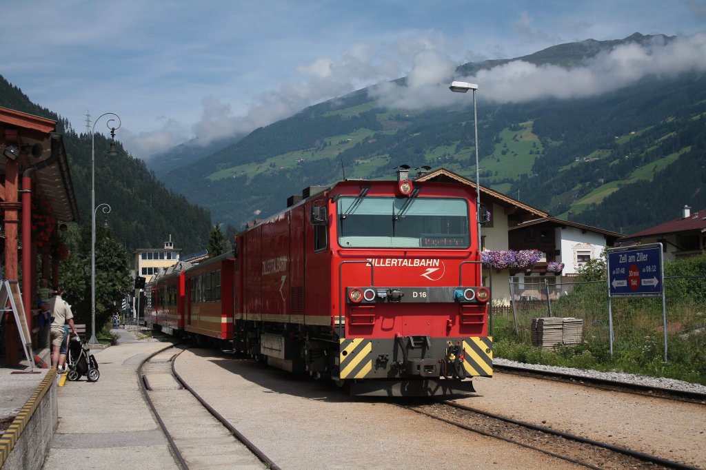 Am 23.08.2009 fhrt D16 der Zillertalbahn in den Bahnhof Zell/Ziller ein.