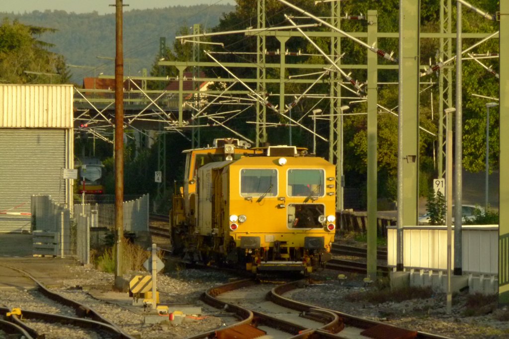 Am 23.09.2011 kam gegen 18:25 eine Schotterstopfmaschiene durch den Hauptbahnhof in hringen. Diese hielt kurz bis der Streckenabschnitt bis Bretzfeld frei wurde. Auerdem filmte ich auch den Zug. Als die Stopfmaschiene gerade am Beginn des Bahnsteigs fuhr lief noch einer voll bers Gleis und voll durch meine Kammera durch. Der ist nun mit seiner Ordnungswiedrigkeit voll af meiner Filmaufnahme drauf. Ein besonderer Dank geht auch an meinen Zugmelder Jonas Steiner, der mir die Stopfmaschiene von Waldenburg aus ankndigte.