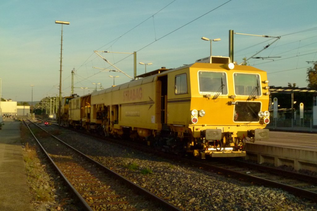 Am 23.09.2011 kam gegen 18:25 eine Schotterstopfmaschiene durch den Hauptbahnhof in hringen. Diese hielt kurz bis der Streckenabschnitt bis Bretzfeld frei wurde. Auerdem filmte ich auch den Zug. Als die Stopfmaschiene gerade am Beginn des Bahnsteigs fuhr lief noch einer voll bers Gleis und voll durch meine Kammera durch. Der ist nun mit seiner Ordnungswiedrigkeit voll af meiner Filmaufnahme drauf. Ein besonderer Dank geht auch an meinen Zugmelder Jonas Steiner, der mir die Stopfmaschiene von Waldenburg aus ankndigte.