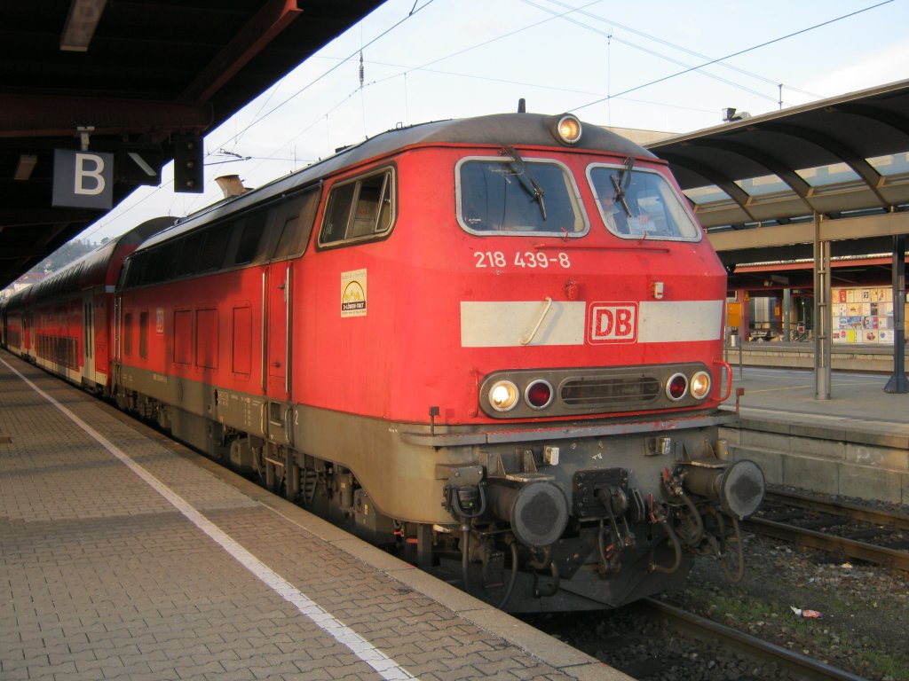Am 23.10.2010 wartete 218 439-8 auf die Abfahrt nach Friedrichsahfen Stadt.