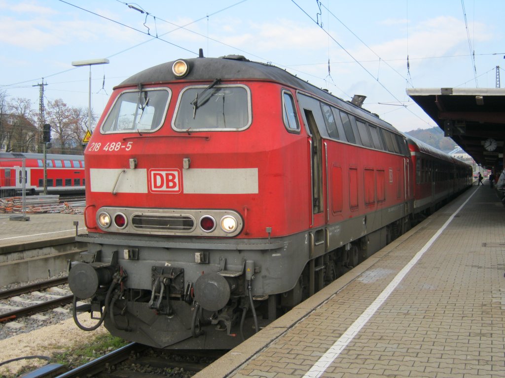 Am 23.10.2010 wartete 218 488-5 in Ulm auf die Abfahrt nach Kempten (Allgu).