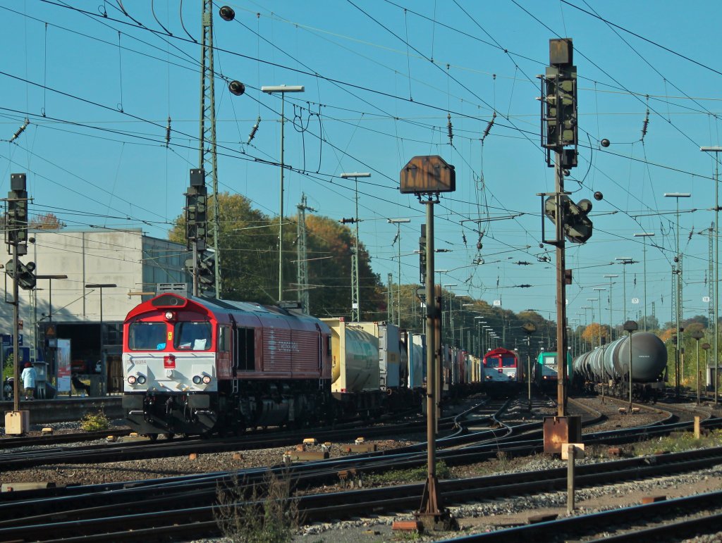 Am 23.10.2011 zieht die rot wei lackierte DE6314 von Crossrail einen Containerzug an der auf dem Nachbargleis stehenden PB13 aus Aachen West. PB13 folgt kurze Zeit spter ihrer Kollegin ebenfalls mit einem Containerzug auf der Montzenroute in Richtung Belgien. 