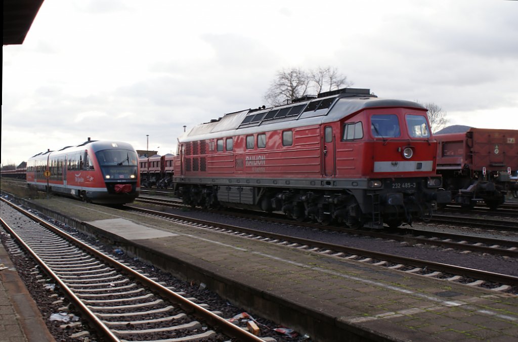 Am 23.11.2009 fuhr Desiro 642 223 in den Haldensleber Bahnhof auf Gleis 2 ein,232 485-3 wartete whrenddesssen auf neue Aufgaben.