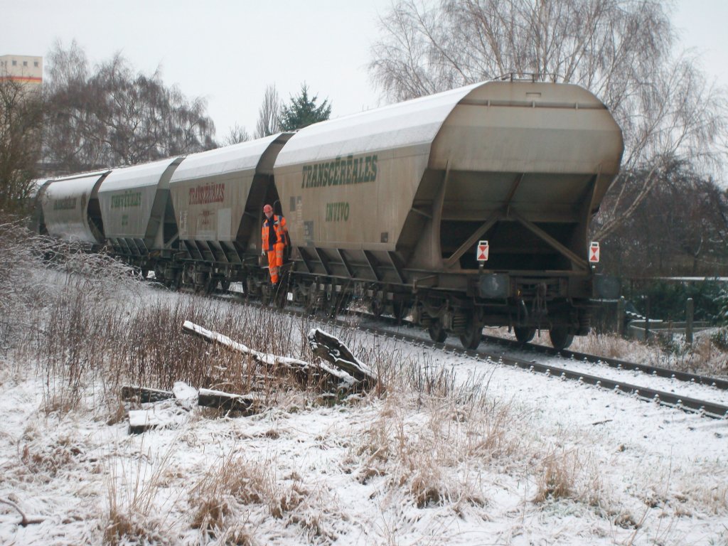 Am 23.12.09 wurden 11 leere franzsische Getreidewagen von der EB 22 vom Bad Langensalza Ost zum Hbf hochgeschoben.