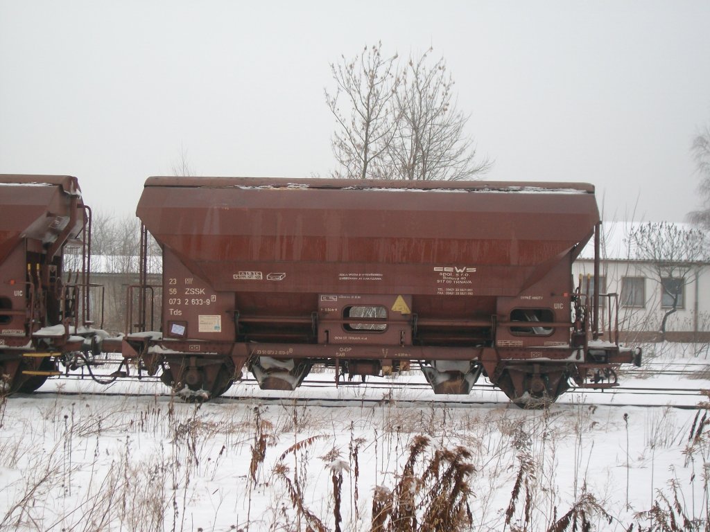 Am 23.12.2010 standen 8 Getredewagen Bad Langensalza HBF.Hier der slowakische Getreidewagen 23 56 073 2 633-9.