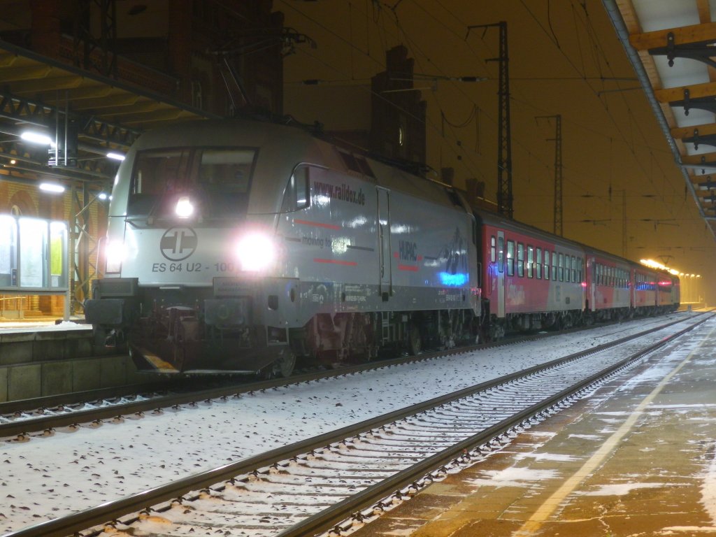 Am 23.12.2012 kam der neue RE 4 mit HUPAC Taurus ES 64 U2 - 100 (182 600) und vier Wagen und Taurus ES 64 U2 - 012 (182 512)am Schluss des Zuges fr die ODEG in Stendal an.