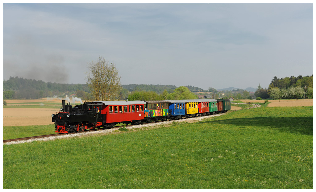 Am 23.4.2011 begann in der Weststeiermark die Saison des Stainzer Flascherlzuges. Die ehemalige rumnische Waldbahnlokomotive 764.411 Model Resita Nr. 619, die das Bild im Stainztal ber zehn Jahre prgte, bentigt dringend grere Reparaturarbeiten, dessen Finanzierung aber noch nicht gesichert ist. Daher kommt 2011 und voraussichtlich auch 2012 die 1900 gebaute U6 298.56, welche den Stainzern vom Club 760 als Leihgabe fr die nchsten beiden Jahre berlassen wurde, zum Einsatz. Die Aufnahme entstand am 30.4.2011 kurz vor der lmhle Herbersdorf.