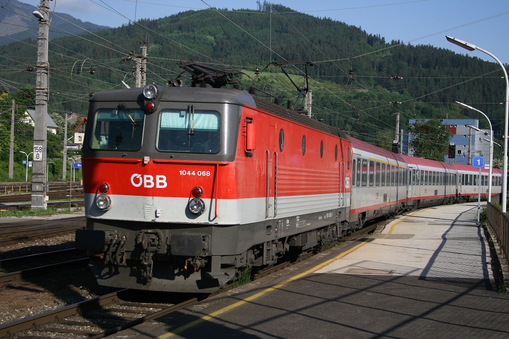Am 23.5.2009 fhrt die 1044 068 mit IC630 (Villach - Wien Sd) in Bruck/Mur am Bahnsteig 1 ein.