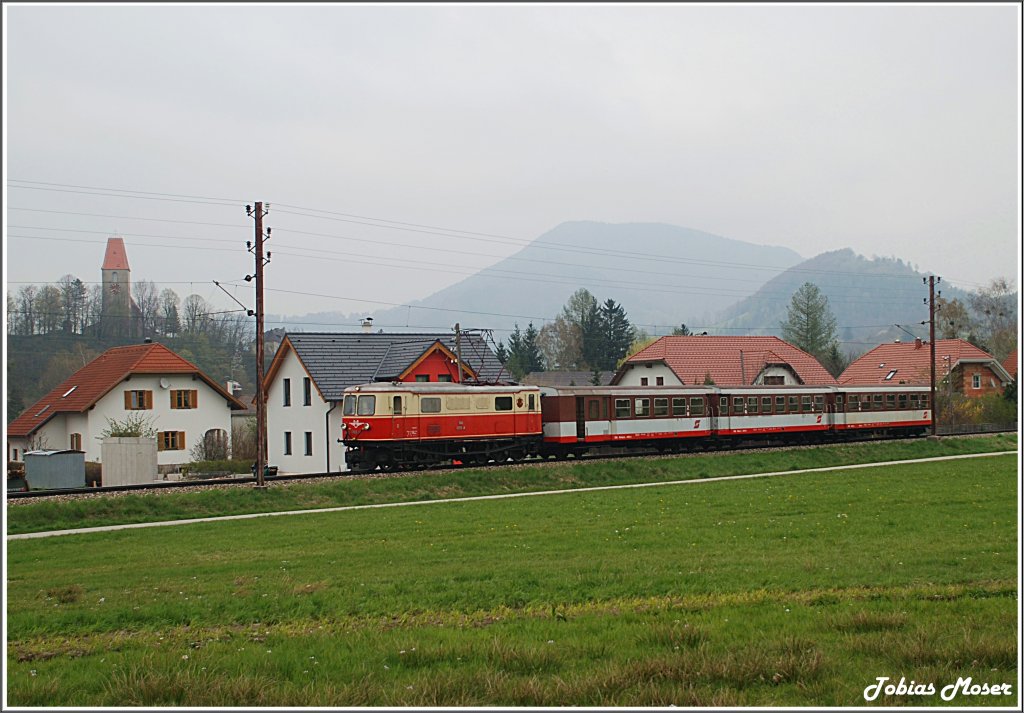 Am 23.April 2010 bespannte die 1099.14  Nostalgie  den aus einer sortenreinen Neulackgarnitur bestehenden R 6837. Ich konnte den Zug kurz nach Kirchberg ablichten.
