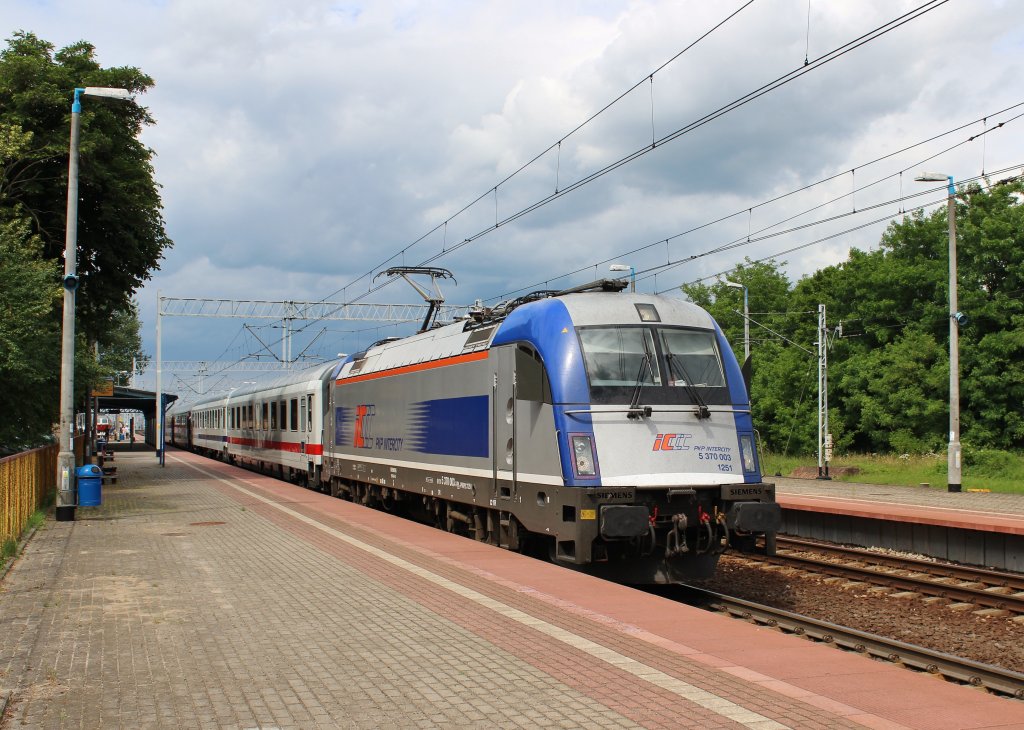Am 23.Juni 2013 wartete 5 370 003 mit einem EC nach Warschau Wschodnia in Rzepin auf die Abfahrtszeit.