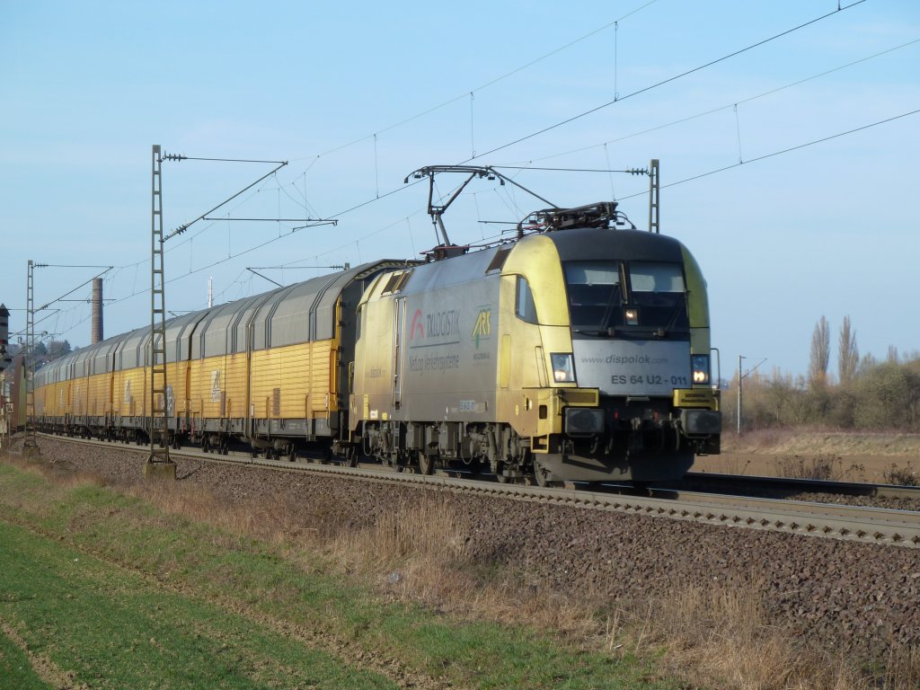 Am 23.Mrz 2011 zog ES64U2-011 einen ARS-Autozug Richtung Gttingen, hier kurz hinter Elze (Han).