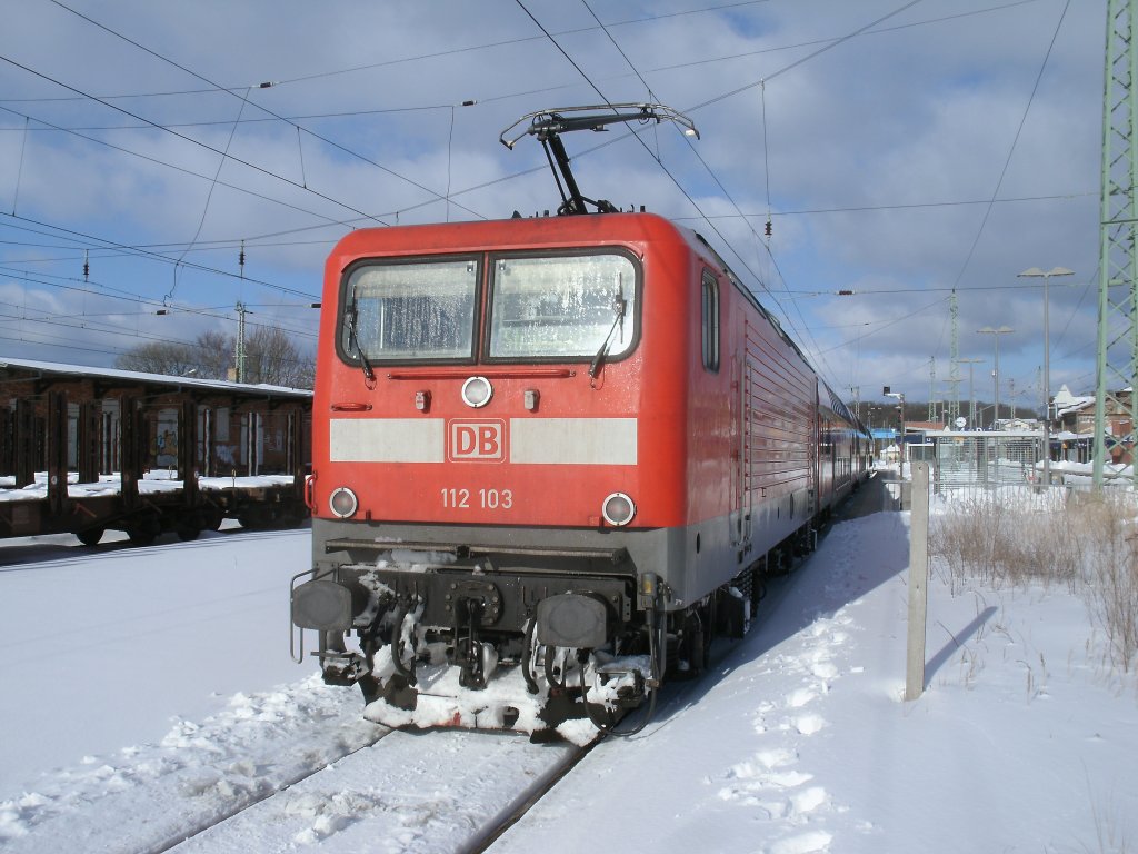 Am 23.Mrz 2013 stand 112 103,mit  berlnge  am Bahnsteig,in Bergen/Rgen.Da der Bahnsteig 4 etwas zu kurz ist,passte die Lok nicht mehr mit am Bahnsteig.