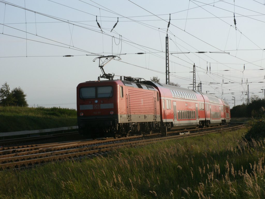 Am 23.September 2011 blieb ein Gterzug zwischen Bergen/Rgen und Samtens liegen,so mute 112 111,mit dem RE 13014 Sassnitz-Rostock,von Bergen/Rgen bis Samtens auf dem linken Gleis fahren.Hier habe ich den RE bei der Ausfahrt aus Bergen/Rgen auf dem linken Gleis fotografiert.