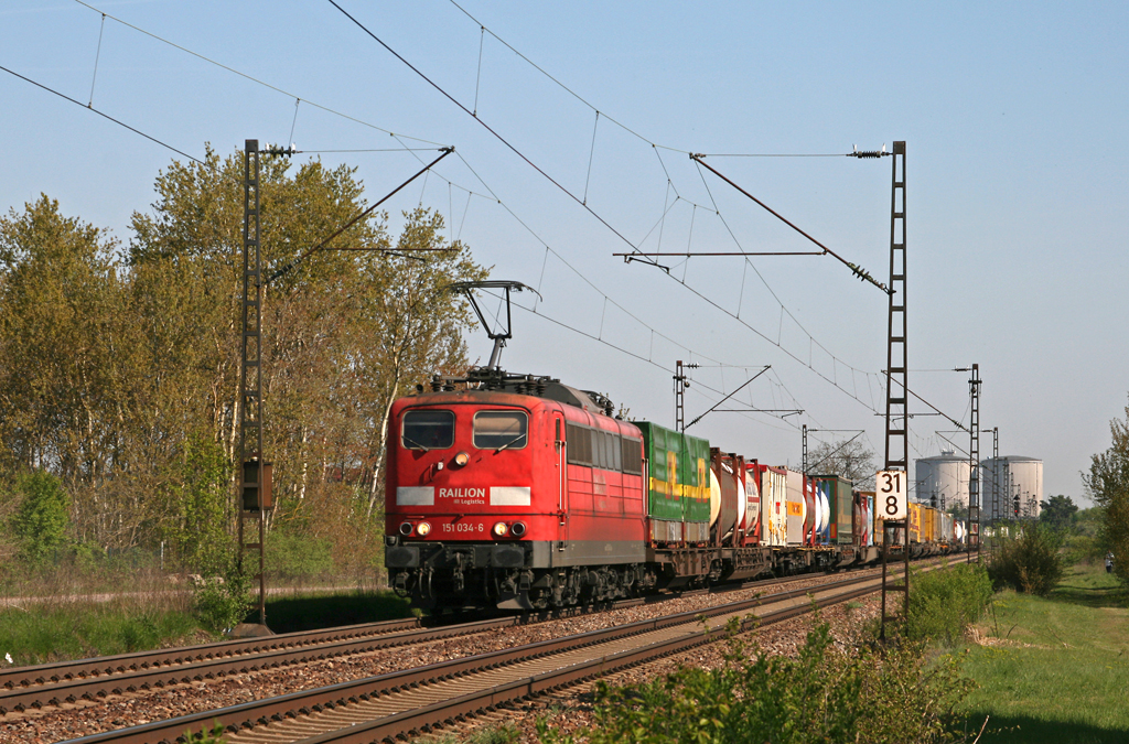 Am 24. April 2010 befrdert 151 034 einen KLV-Zug zwischen den Ortschaften Waghusel und Wiesental auf der KBS 700 in Richtung Karlsruhe. 