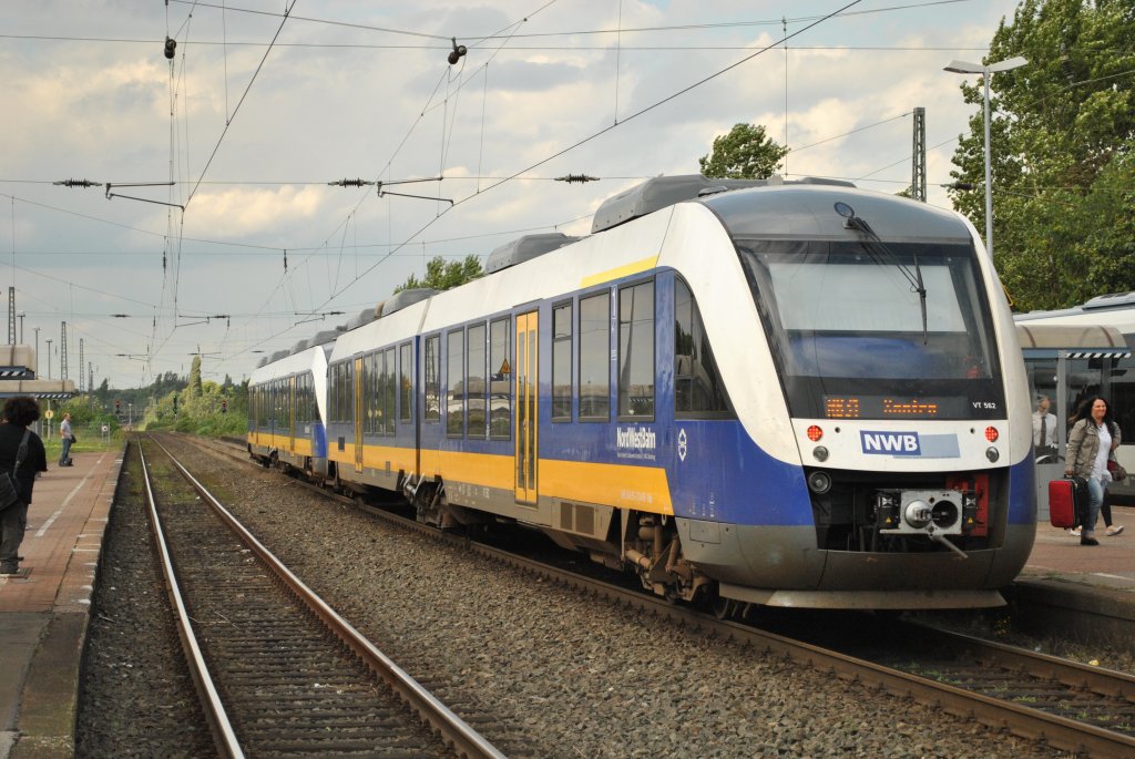 Am 24. August 2010 steht eine Doppeltraktion LINT 41 der NWB als RB31 nach Xanten in Moers, wobei der hintere VT562 ist.