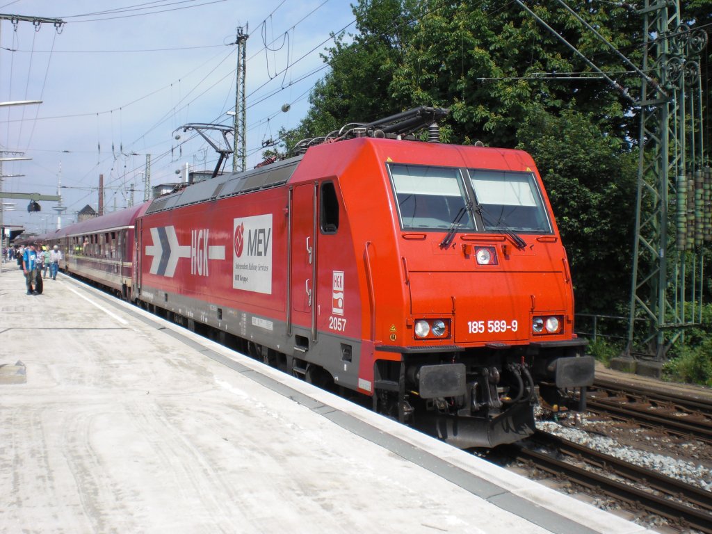 Am 24. Mai 2009 steht 185 589-9 der HGK mit einem Sonderzug (zur�ck vom Weltkirchentag, welcher 2009 in Bremen statt fand) in Bremen Hbf.