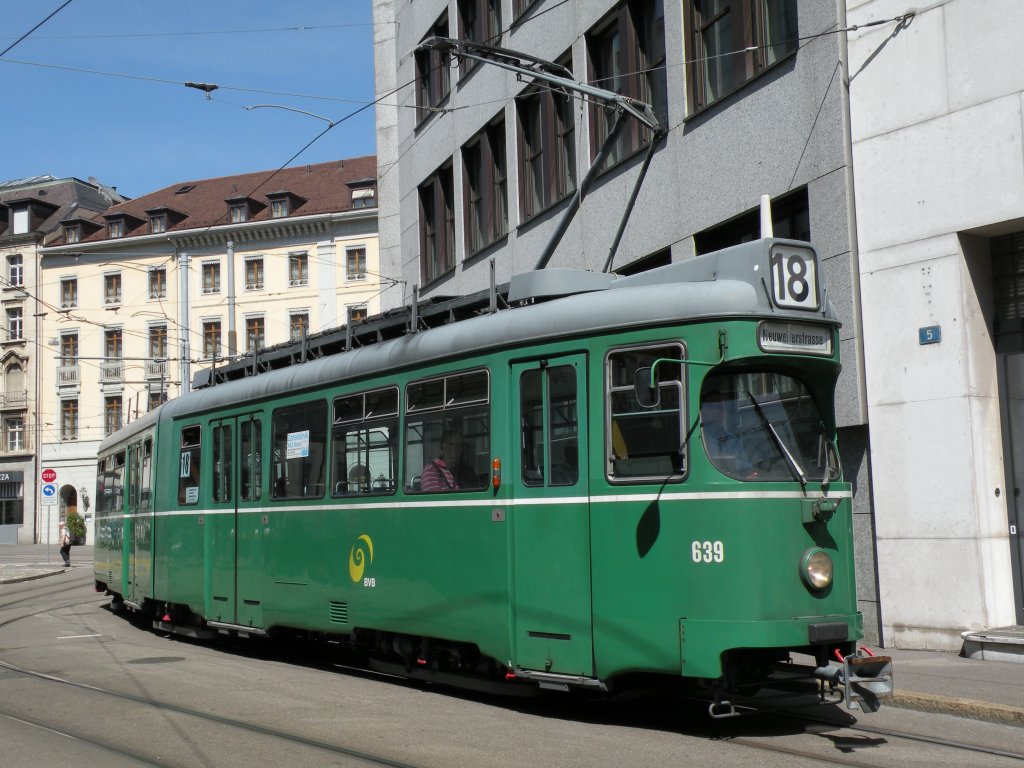 Am 24. Mai 2010 betrieb der Tramclub Basel die alte Linie 18. Hier Dwag 639 in der Spiegelgasse. Die Aufnahme stammt vom 24.05.2010.