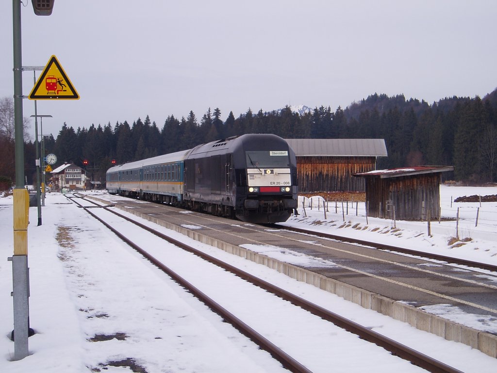 Am 24.01.2010 fhrt der ALEX Zug mit der ER20-008 durch Langenwang durch.Man beachte den wenigen Schnee um diese Jahreszeit !!!